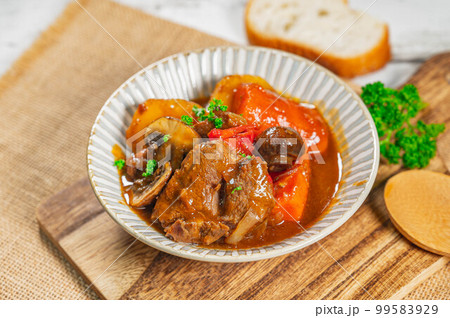 煮込んだスネ肉カレー 99583929