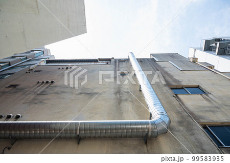 古びたビルから見上げる空 99583935