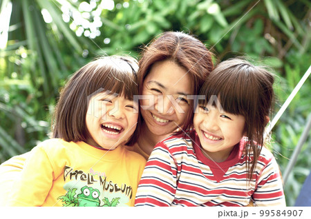 お母さんといっしょ 仲良し親子 笑顔の母と姉弟 99584907