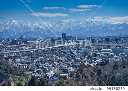 呉羽山公園展望台から見た富山市と立山連峰 99586239