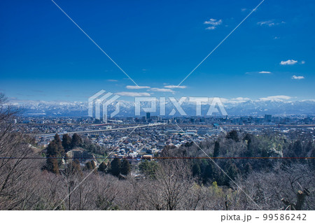 呉羽山公園展望台から見た富山市と立山連峰 99586242