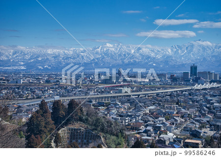 呉羽山公園展望台から見た富山市と立山連峰 呉羽山公園展望台から見た富山市と立山連峰 99586246