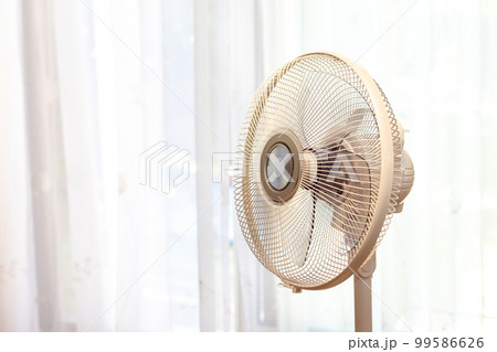 羽根を回転させる扇風機 99586626