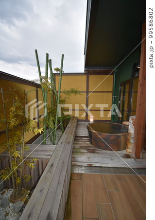 日本　東北　岩手県　一関市　世界遺産の隠れ宿　温泉　旅館　露天風呂　ひのき風呂　果実の森 99586802