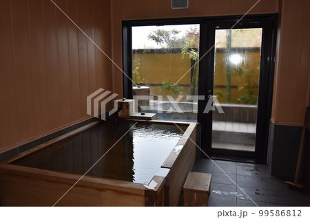 日本　東北　岩手県　一関市　世界遺産の隠れ宿　温泉　旅館　露天風呂　ひのき風呂　果実の森 99586812