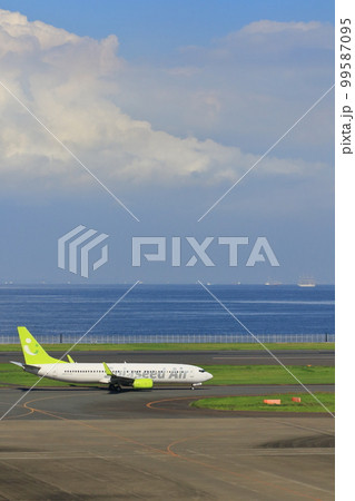 夏の雲を背景に滑走する旅客機 夏の空の旅 夏の雲を背景に滑走する旅客機 夏の空の旅 99587095