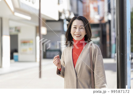 カメラ目線で笑顔の40代後半の女性 99587172