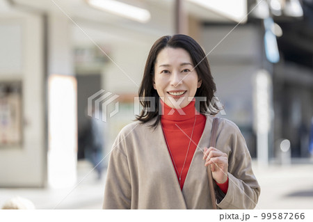 カメラ目線で笑顔のアラフィフの女性 99587266