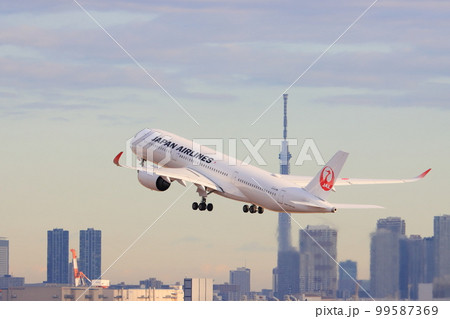 東京スカイツリーを背景に離陸、上昇する旅客機　羽田空港を離陸するJAL機 99587369
