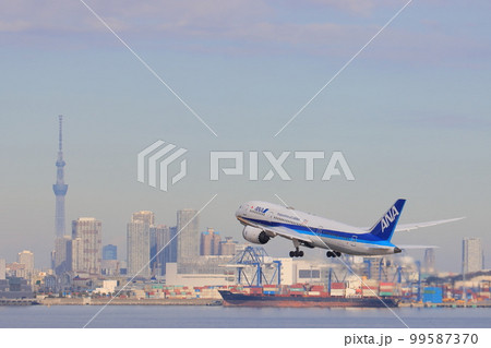 東京スカイツリーを背景に離陸、上昇する旅客機 離陸するANA機 東京スカイツリーを背景に離陸、上昇する旅客機 離陸するANA機 99587370