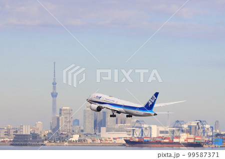 東京を背景に離陸、上昇する旅客機 東京を背景に離陸、上昇する旅客機 99587371