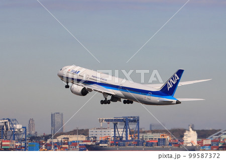 東京を背景に離陸、上昇する旅客機 東京を背景に離陸、上昇する旅客機 99587372