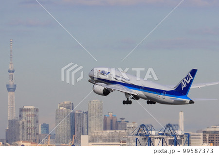 東京を背景に離陸、上昇する旅客機　東京スカイツリーを背景に離陸するANA機 99587373
