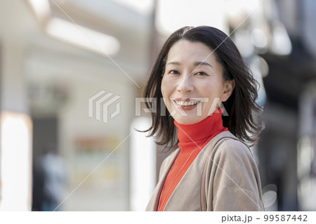 カメラ目線で笑顔のアラフィフの女性 カメラ目線で笑顔のアラフィフの女性 99587442