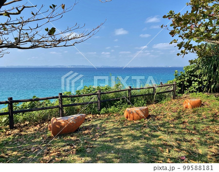 津堅島 ホートゥガー前のにんじんベンチ 津堅島 ホートゥガー前のにんじんベンチ 99588181
