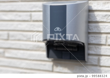 一戸建て住宅の外壁に取り付けてある100Vの屋外コンセント 99588324