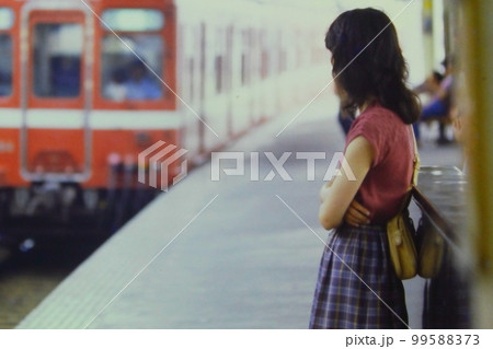 京急平和島駅を爆走で通過する快特を見送る女性、1982年6月20日、EPD 99588373