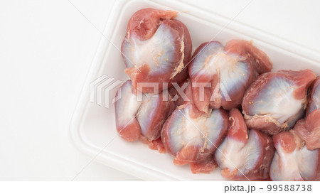 白いトレーと生の砂肝(砂ずり) 99588738