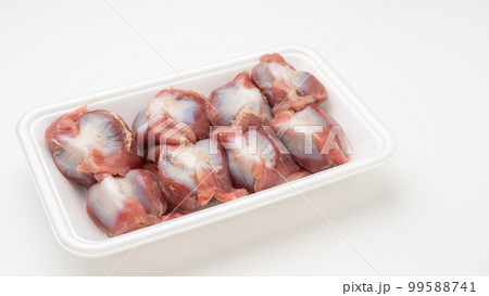 白いトレーと生の砂肝(砂ずり) 99588741