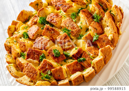 cheesy garlic bread, pull apart bread, top view 99588915
