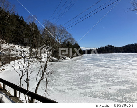 雪の積もった奥日光湯の湖 99589053