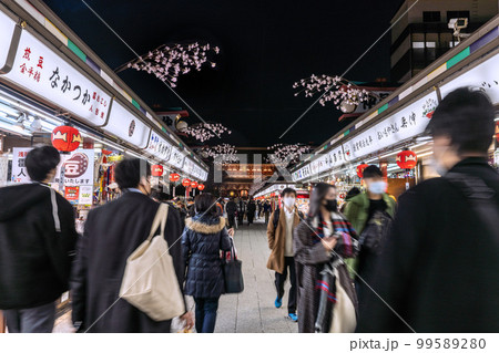 日本の東京都市景観 浅草寺。夜の仲見世商店街 99589280