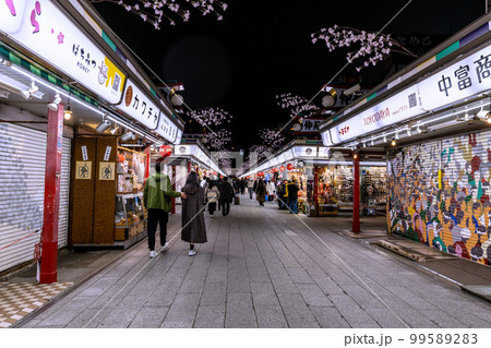 日本の東京都市景観 浅草寺。夜の仲見世商店街 日本の東京都市景観 浅草寺。夜の仲見世商店街 99589283