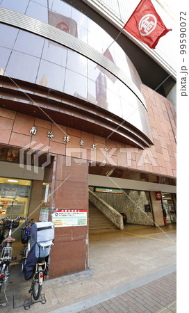 南海電車・高野線の堺東駅の北西口出口、百貨店の高島屋に直結している 南海電車・高野線の堺東駅の北西口出口、百貨店の高島屋に直結している 99590072