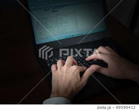 ノートパソコンで怪しい操作をする男性 ノートパソコンで怪しい操作をする男性 99590412
