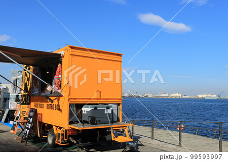 人気のキッチンカー　観光地のキッチンカー　青空の下のキッチンカー 99593997