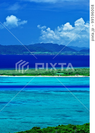 沖縄県小浜島西大岳から石垣島方面の景色 99596008