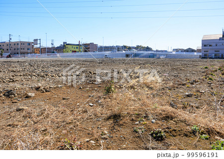 再開発を待つ工場跡の更地 再開発を待つ工場跡の更地 99596191