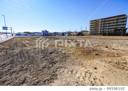 再開発を待つ工場跡の更地 再開発を待つ工場跡の更地 99596192