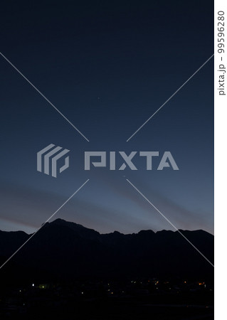 北杜市白州町、夕暮れの空に一番星光る南アルプスの山並み 北杜市白州町、夕暮れの空に一番星光る南アルプスの山並み 99596280