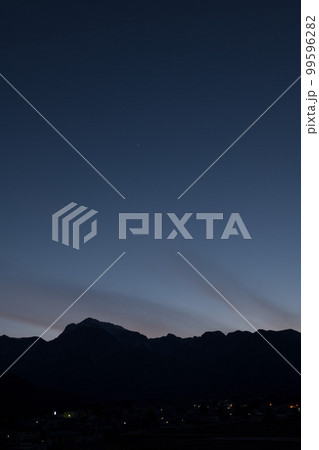 北杜市白州町、夕暮れの空に一番星光る南アルプスの山並み 北杜市白州町、夕暮れの空に一番星光る南アルプスの山並み 99596282