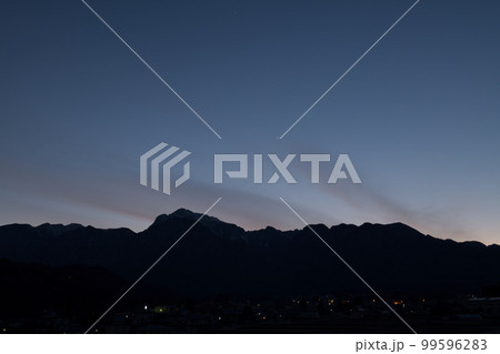 北杜市白州町、夕暮れの空に一番星光る南アルプスの山並み 北杜市白州町、夕暮れの空に一番星光る南アルプスの山並み 99596283