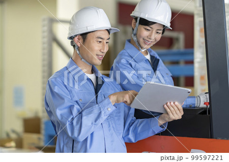 打ち合わせをする倉庫内作業員　 99597221