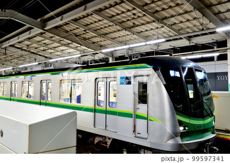 代々木上原駅　小田急線、千代田線の早朝のホーム 99597341