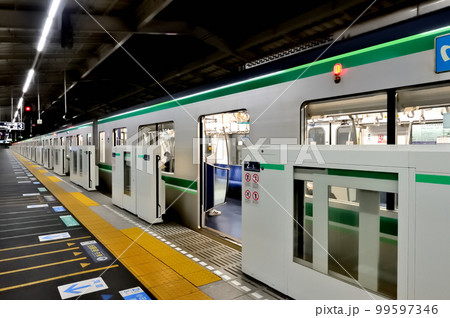 代々木上原駅　小田急線、千代田線の早朝のホーム 99597346