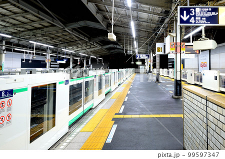 代々木上原駅　小田急線、千代田線の早朝のホーム 99597347
