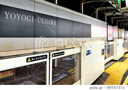 代々木上原駅　小田急線、千代田線の早朝のホーム 99597351