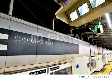 代々木上原駅　小田急線、千代田線の早朝のホーム 99597352
