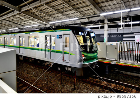 代々木上原駅　小田急線、千代田線の早朝のホーム 99597356