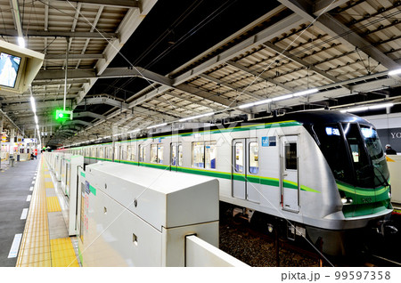 代々木上原駅　小田急線、千代田線の早朝のホーム 99597358