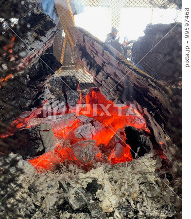 冬の暖炉 薪ストーブの焚き木 冬の暖炉 薪ストーブの焚き木 99597468