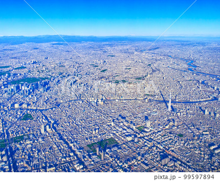 朝日を浴びて輝く東京都亀戸上空から見た、東京中心部の全景（空撮） 99597894