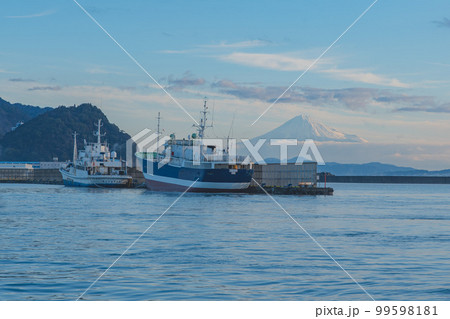 漁港から富士山 99598181