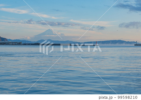 漁港から富士山 99598210