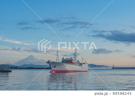 漁港から富士山 99598245