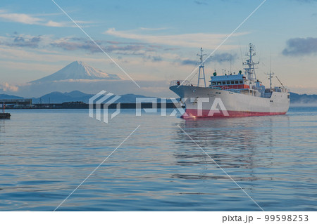 漁港から富士山 漁港から富士山 99598253